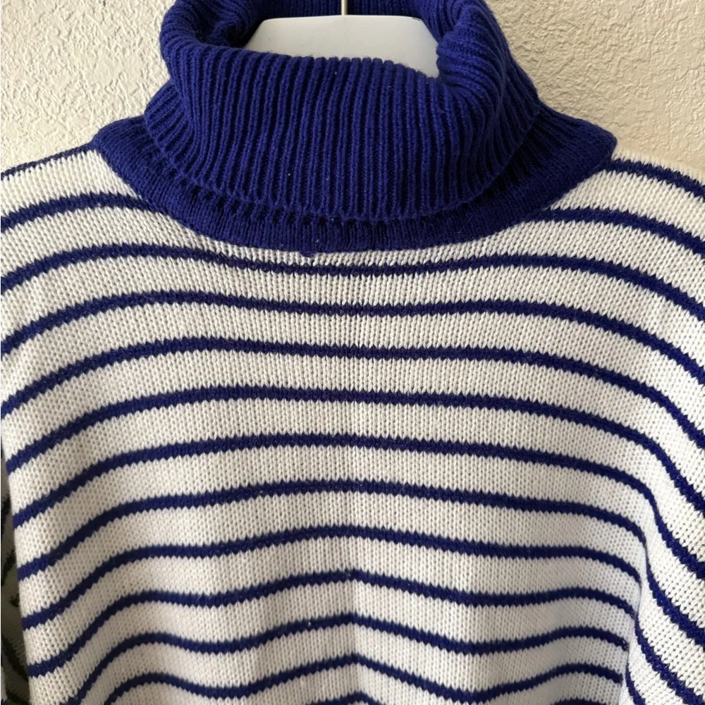 A’Milano Navy and White Striped Turtleneck‎ Sweater size Large pockets